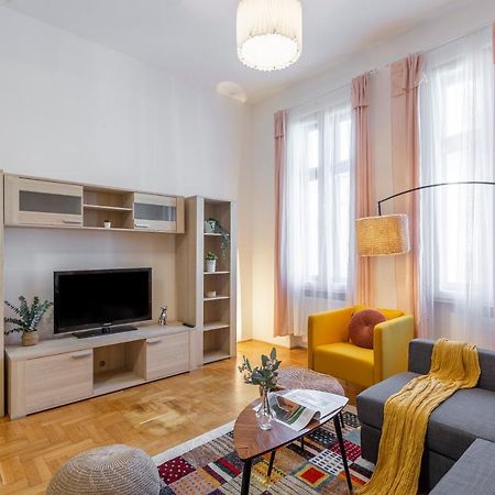 Cozy Home By Bella In The Heart Of Budapeste Exterior foto