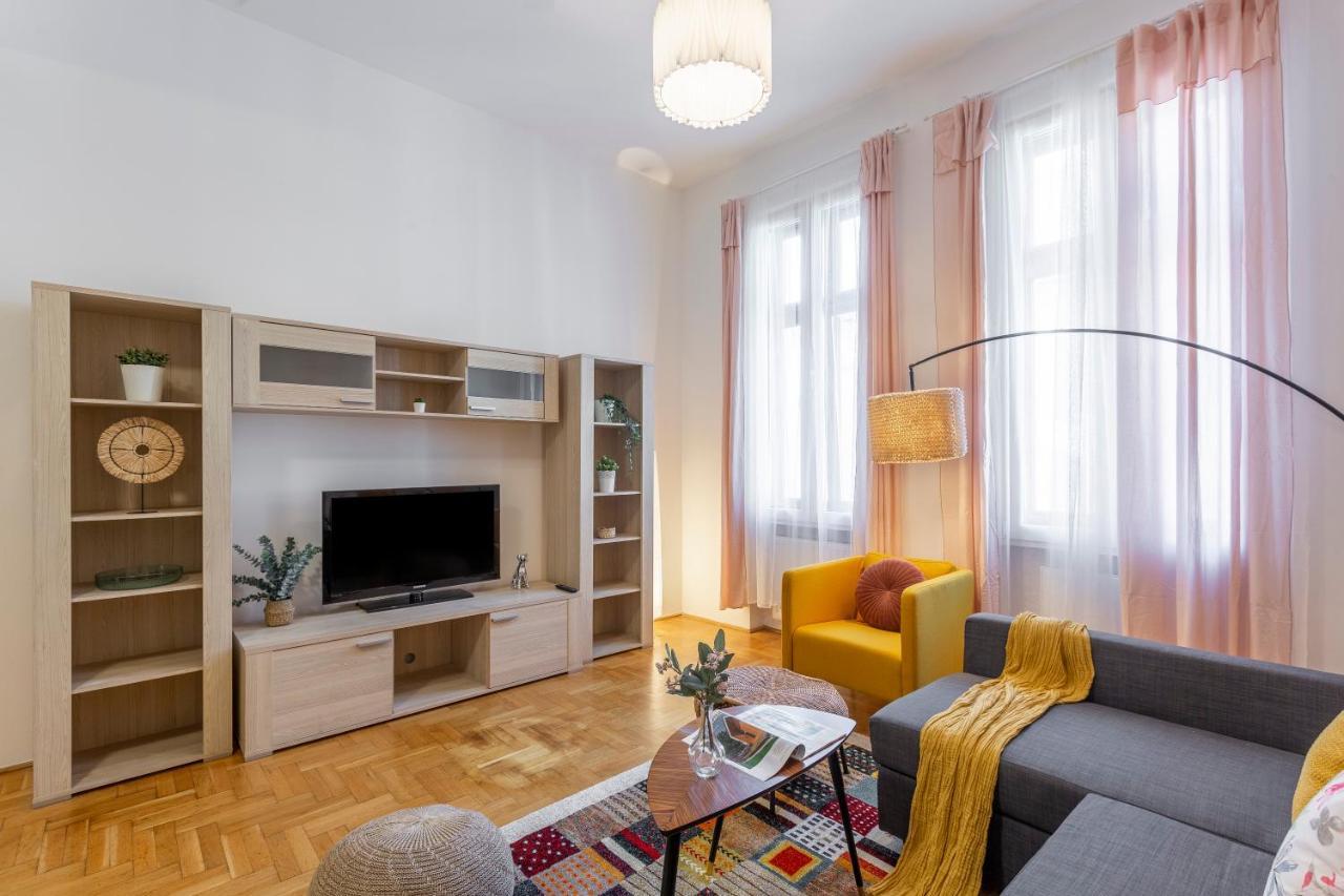 Cozy Home By Bella In The Heart Of Budapeste Exterior foto