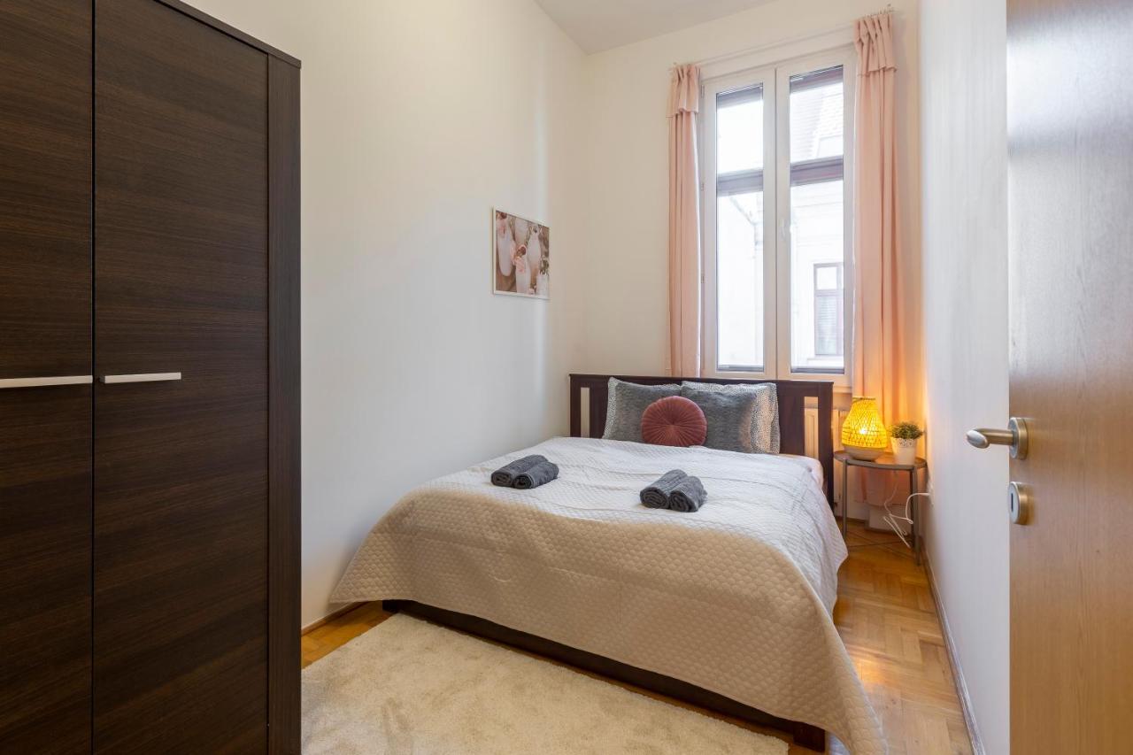 Cozy Home By Bella In The Heart Of Budapeste Exterior foto