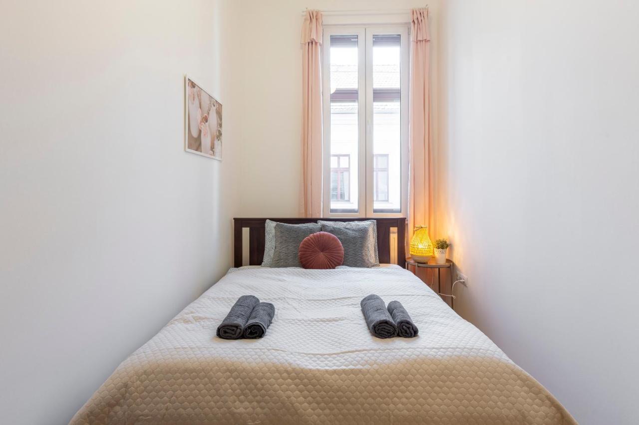 Cozy Home By Bella In The Heart Of Budapeste Exterior foto