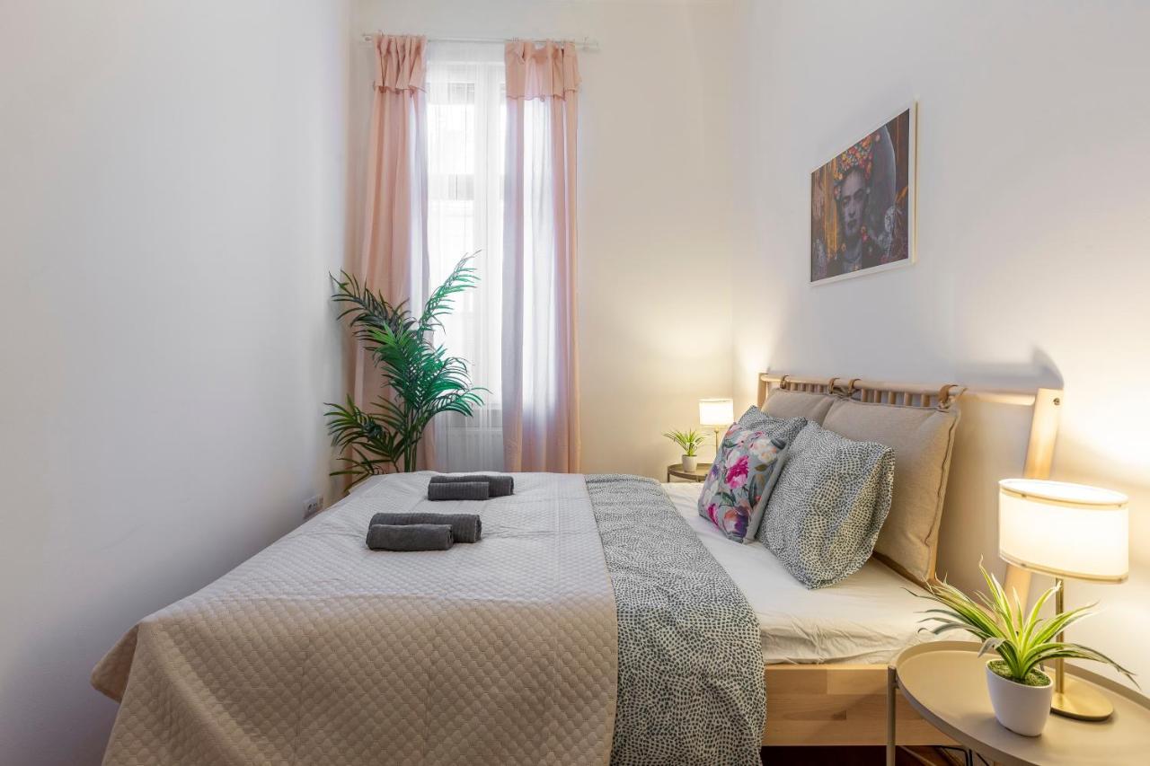 Cozy Home By Bella In The Heart Of Budapeste Exterior foto